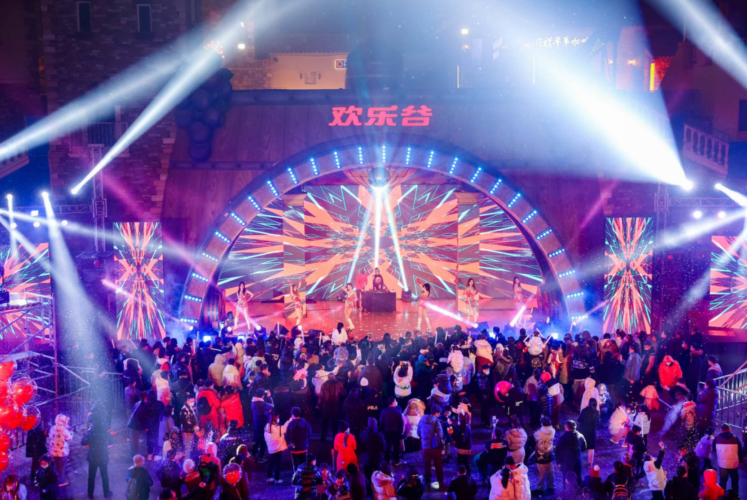 天津欢乐谷“飞雪电音”气氛热烈.png