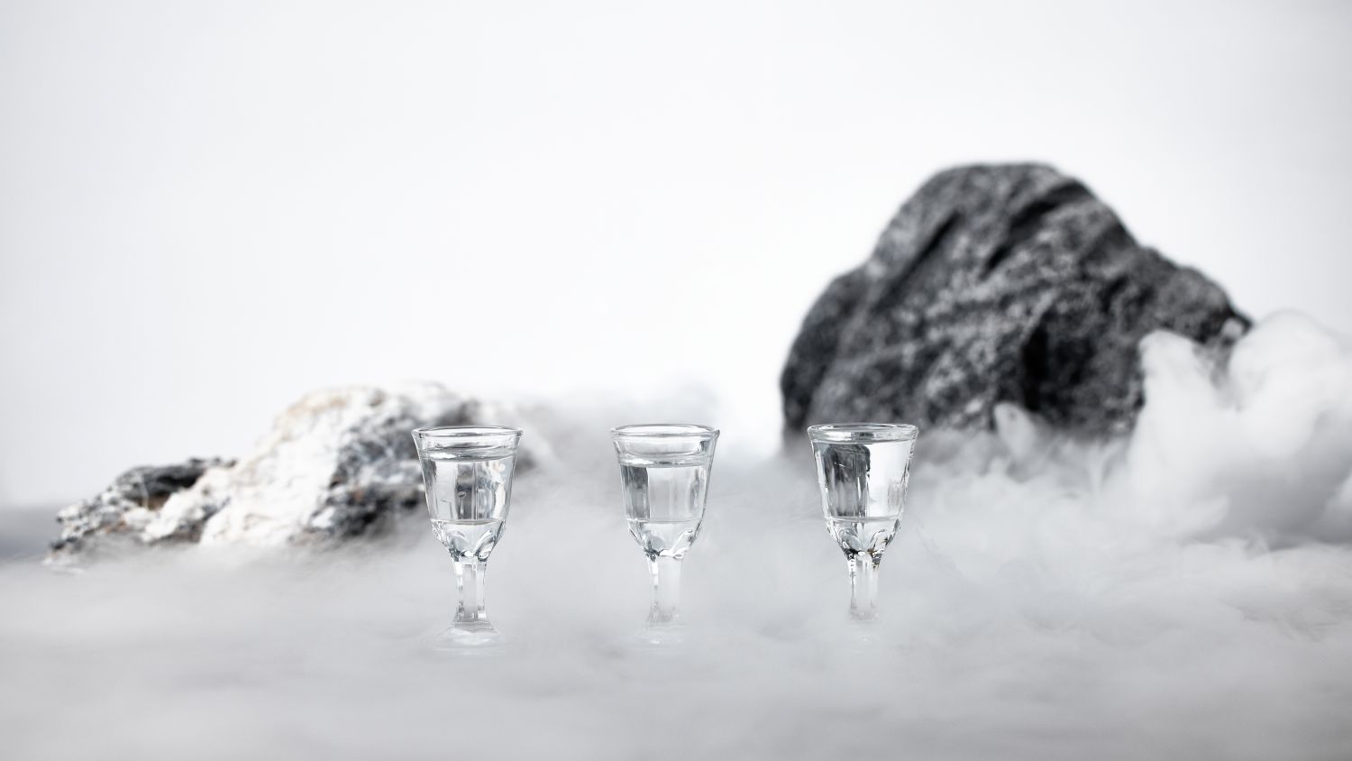 摄图网_507689644_桌上的三个白酒杯(企业商用).jpg
