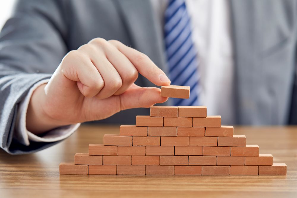 摄图网_501574238_商务男士堆叠砖块(企业商用).jpg