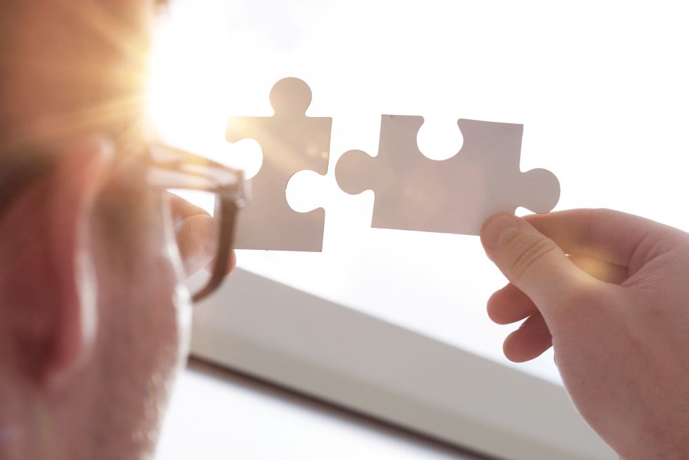 摄图网_331801930_商人手连接拼图碎片,代表两家公司的合并或合资、合作、并购的概念(企业商用).jpg